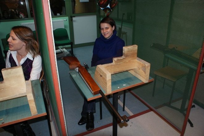 Bądź bezpieczna: Uczestniczki kursu odwiedziły strzelnicę [16.XI.2011] - zdjęcie #12 - eOstroleka.pl