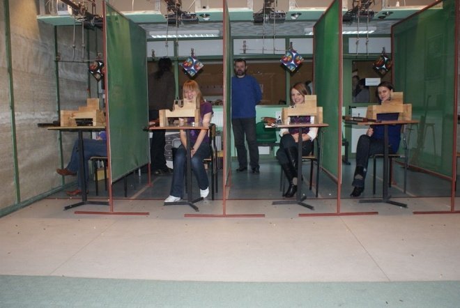 Bądź bezpieczna: Uczestniczki kursu odwiedziły strzelnicę [16.XI.2011] - zdjęcie #20 - eOstroleka.pl