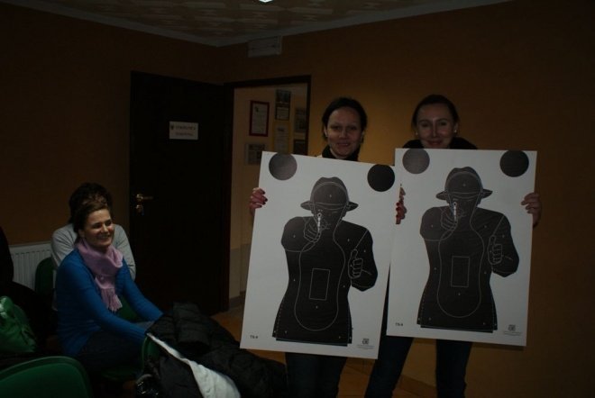 Bądź bezpieczna: Uczestniczki kursu odwiedziły strzelnicę [16.XI.2011] - zdjęcie #21 - eOstroleka.pl