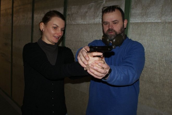 Bądź bezpieczna: Uczestniczki kursu odwiedziły strzelnicę [16.XI.2011] - zdjęcie #22 - eOstroleka.pl