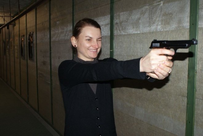 Bądź bezpieczna: Uczestniczki kursu odwiedziły strzelnicę [16.XI.2011] - zdjęcie #23 - eOstroleka.pl