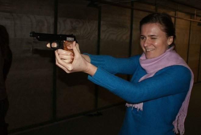 Bądź bezpieczna: Uczestniczki kursu odwiedziły strzelnicę [16.XI.2011] - zdjęcie #7 - eOstroleka.pl