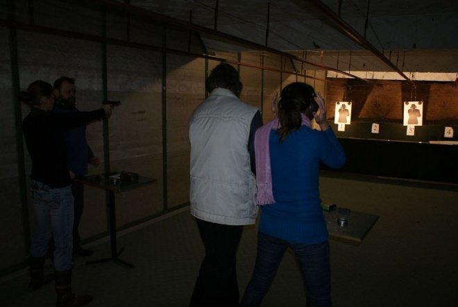 Bądź bezpieczna: Uczestniczki kursu odwiedziły strzelnicę [16.XI.2011] - zdjęcie #26 - eOstroleka.pl