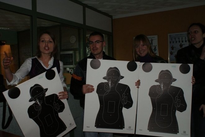 Bądź bezpieczna: Uczestniczki kursu odwiedziły strzelnicę [16.XI.2011] - zdjęcie #28 - eOstroleka.pl
