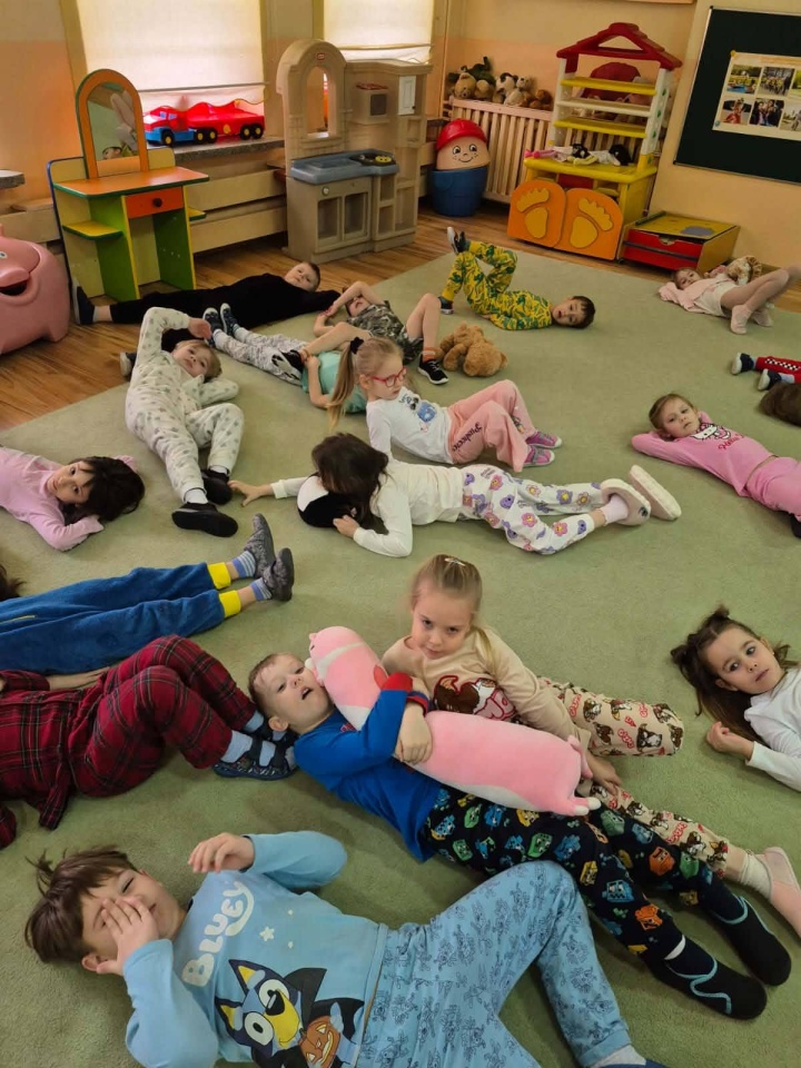 W Krainie Misiów dzieci założyły piżamy. Cel był wyjątkowy! Fot. PM nr 17 [23.02.2026] - zdjęcie #19 - eOstroleka.pl