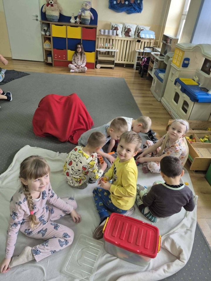 W Krainie Misiów dzieci założyły piżamy. Cel był wyjątkowy! Fot. PM nr 17 [23.02.2026] - zdjęcie #11 - eOstroleka.pl