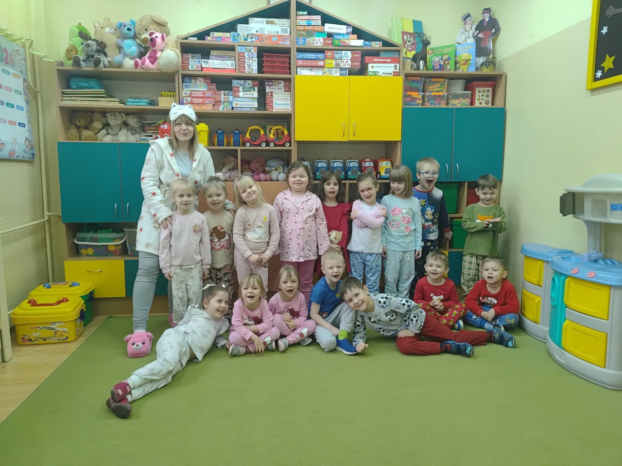 W Krainie Misiów dzieci założyły piżamy. Cel był wyjątkowy! Fot. PM nr 17 [23.02.2026] - zdjęcie #1 - eOstroleka.pl