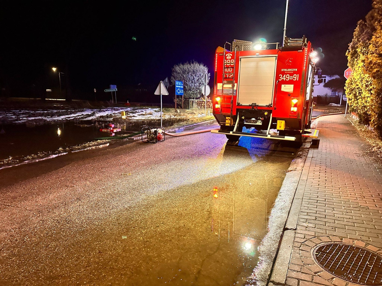 Walka z lokalnymi podtopieniami w powiecie ostrołęckim [25.02.2026] - zdjęcie #6 - eOstroleka.pl