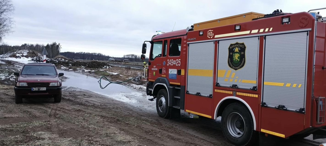 Walka z lokalnymi podtopieniami w powiecie ostrołęckim [25.02.2026] - zdjęcie #2 - eOstroleka.pl