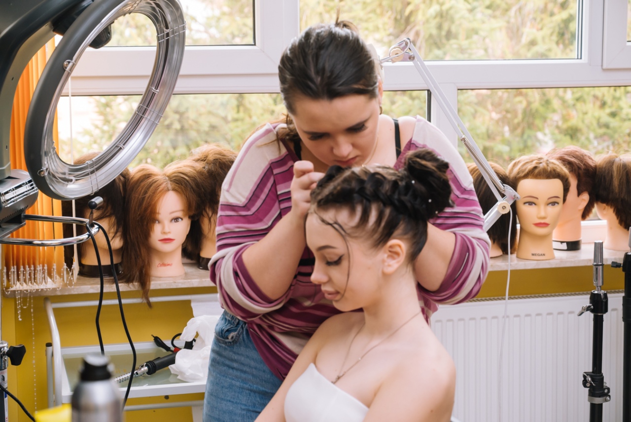 XVII edycja Festiwalu Fryzjerstwa Artystycznego z ZSZ Nr 2 [27.02.2027] - zdjęcie #7 - eOstroleka.pl