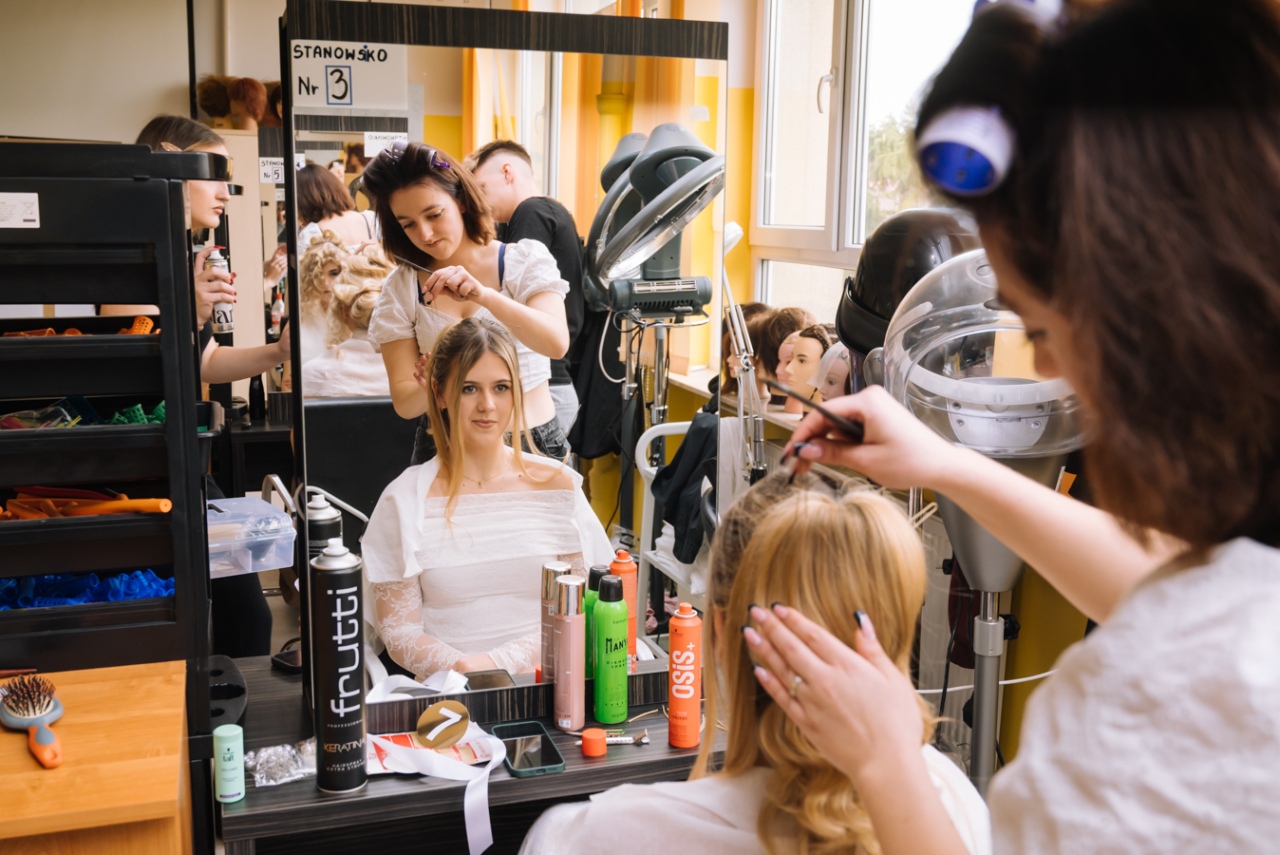 XVII edycja Festiwalu Fryzjerstwa Artystycznego z ZSZ Nr 2 [27.02.2027] - zdjęcie #1 - eOstroleka.pl
