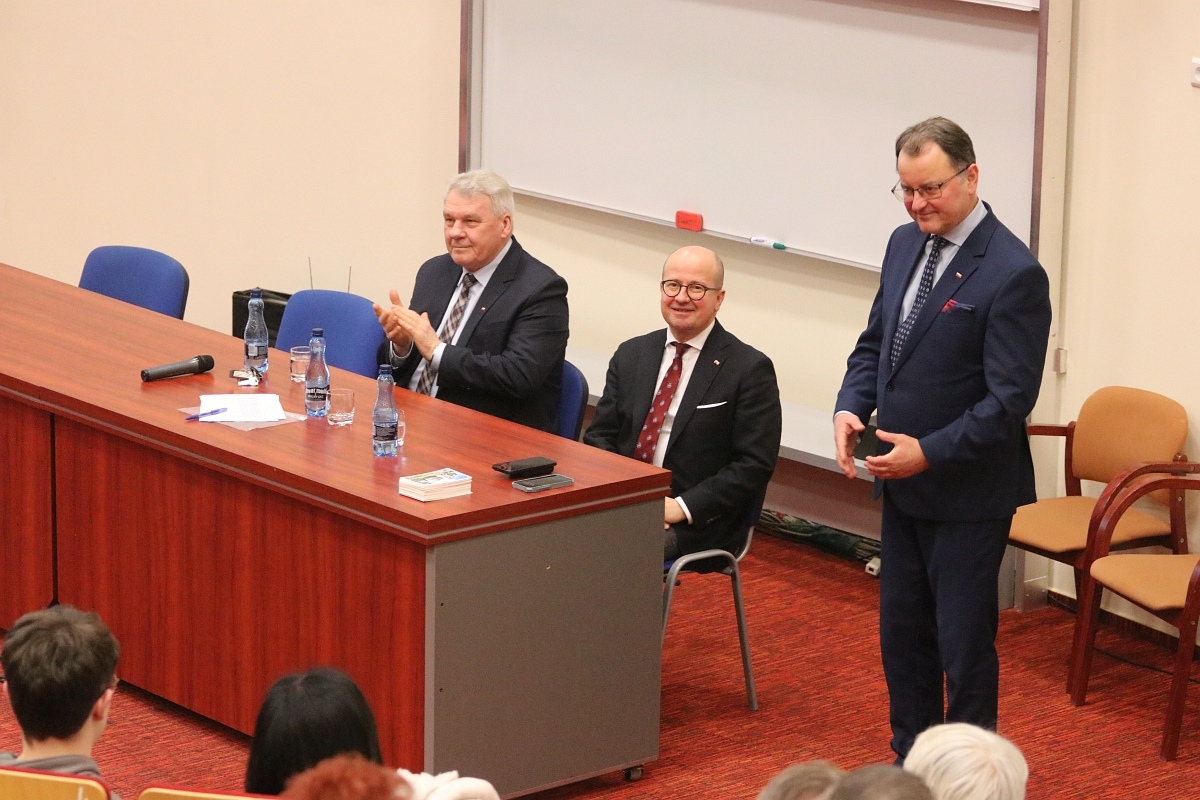 Spotkanie z posłem Bartłomiejem Wróblewskim w Ostrołęce [28.02.2026] - zdjęcie #24 - eOstroleka.pl