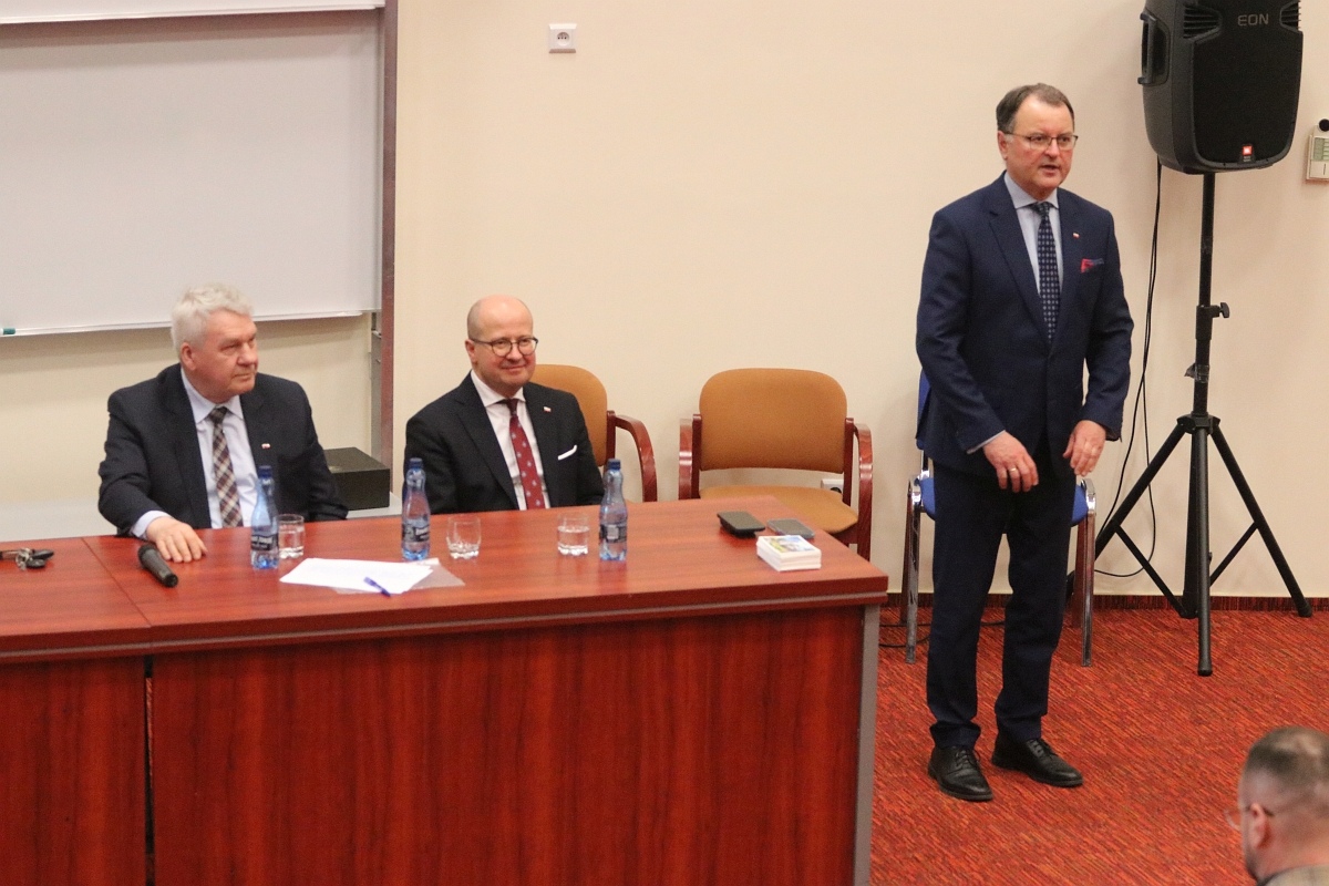 Spotkanie z posłem Bartłomiejem Wróblewskim w Ostrołęce [28.02.2026] - zdjęcie #21 - eOstroleka.pl