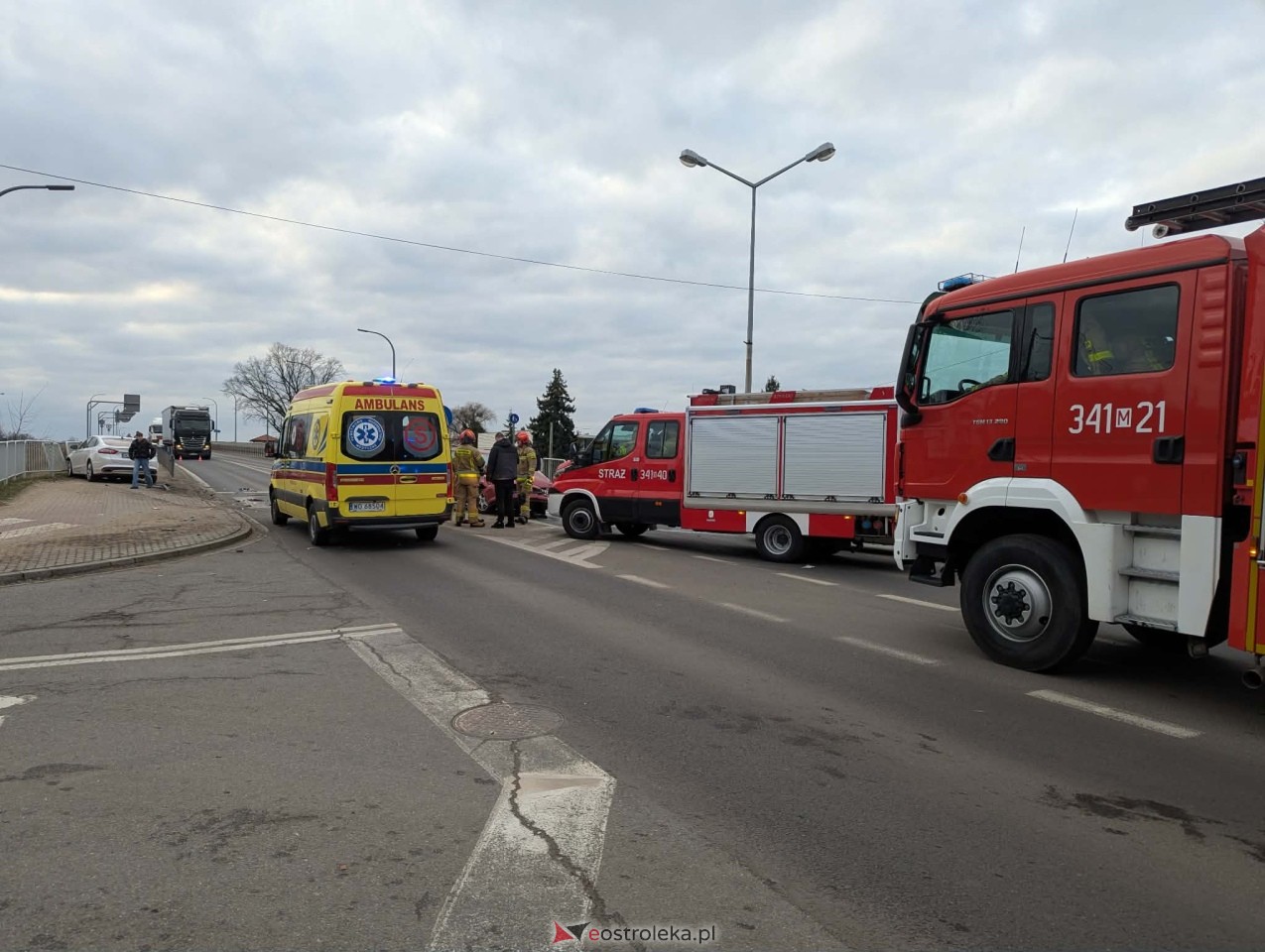 Kolizja przy wjeździe na stary most w Ostrołęce [01.03.2026] - zdjęcie #10 - eOstroleka.pl