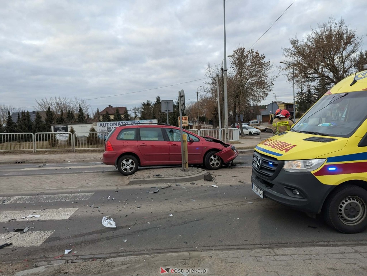 Kolizja przy wjeździe na stary most w Ostrołęce [01.03.2026] - zdjęcie #9 - eOstroleka.pl