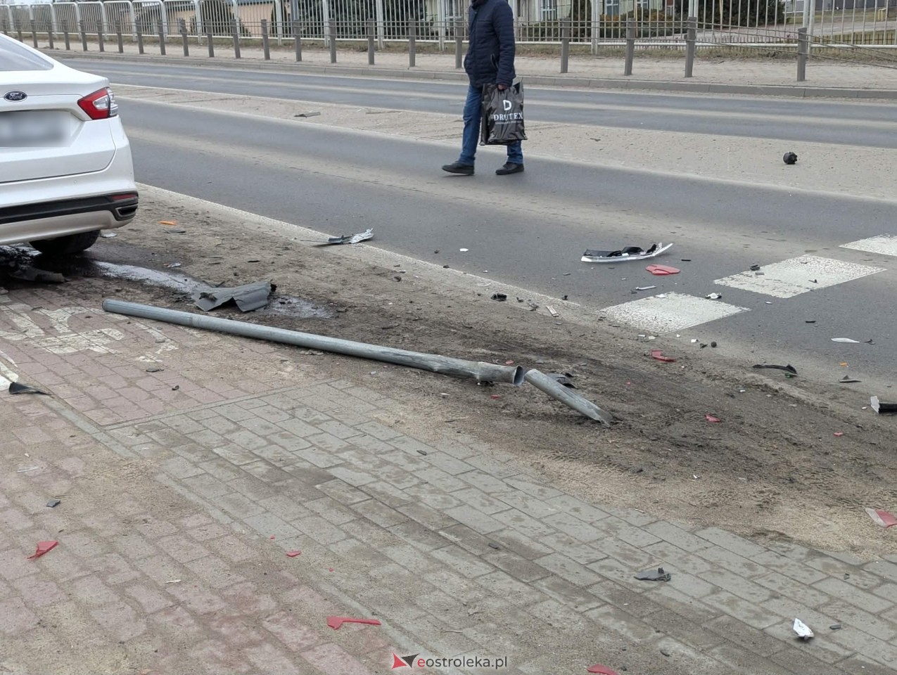 Kolizja przy wjeździe na stary most w Ostrołęce [01.03.2026] - zdjęcie #7 - eOstroleka.pl