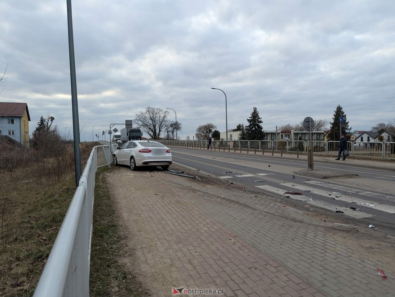 Kolizja przy wjeździe na stary most w Ostrołęce [01.03.2026] - zdjęcie #6 - eOstroleka.pl