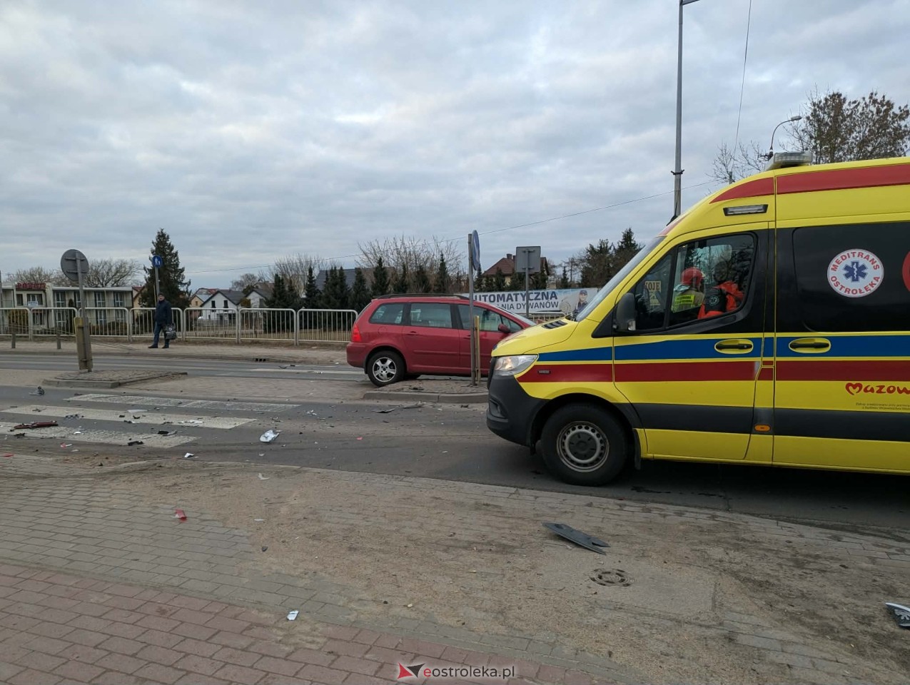 Kolizja przy wjeździe na stary most w Ostrołęce [01.03.2026] - zdjęcie #5 - eOstroleka.pl