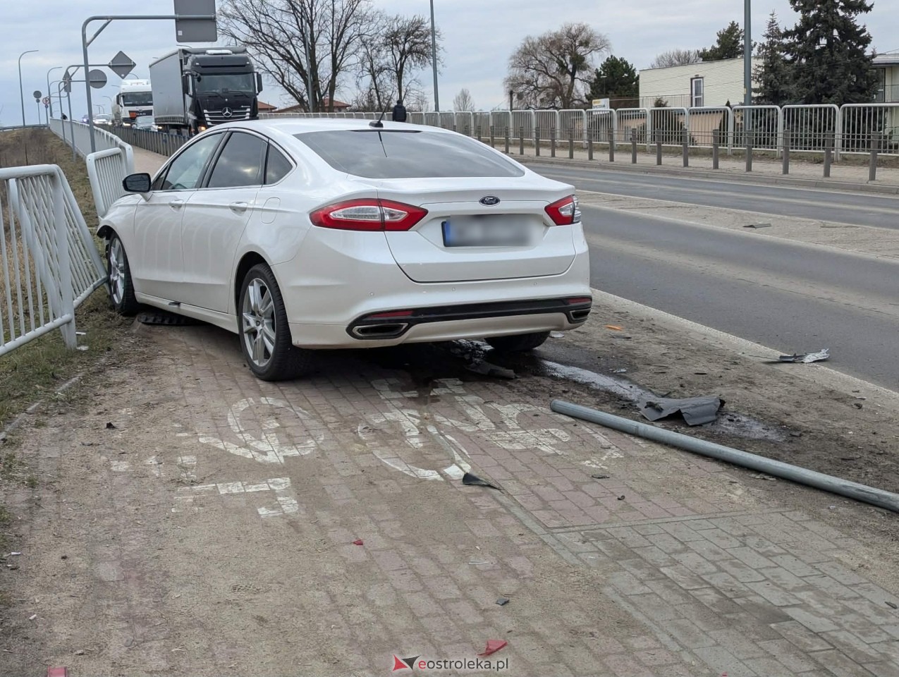Kolizja przy wjeździe na stary most w Ostrołęce [01.03.2026] - zdjęcie #4 - eOstroleka.pl