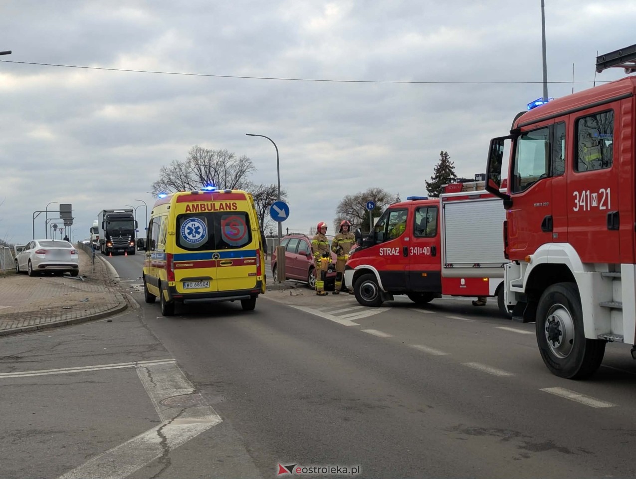 Kolizja przy wjeździe na stary most w Ostrołęce [01.03.2026] - zdjęcie #3 - eOstroleka.pl