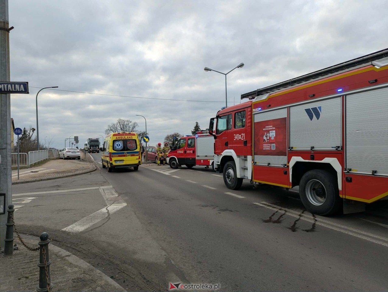 Kolizja przy wjeździe na stary most w Ostrołęce [01.03.2026] - zdjęcie #2 - eOstroleka.pl