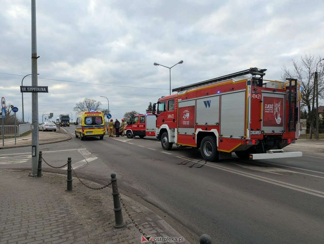 Kolizja przy wjeździe na stary most w Ostrołęce [01.03.2026] - zdjęcie #1 - eOstroleka.pl