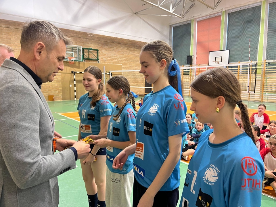 Zimowy turniej minisiatkówki w SP 5 Ostrołęka [2.03.2026] - zdjęcie #18 - eOstroleka.pl