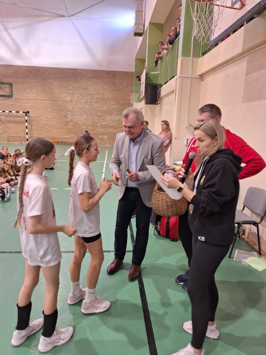 Zimowy turniej minisiatkówki w SP 5 Ostrołęka [2.03.2026] - zdjęcie #8 - eOstroleka.pl
