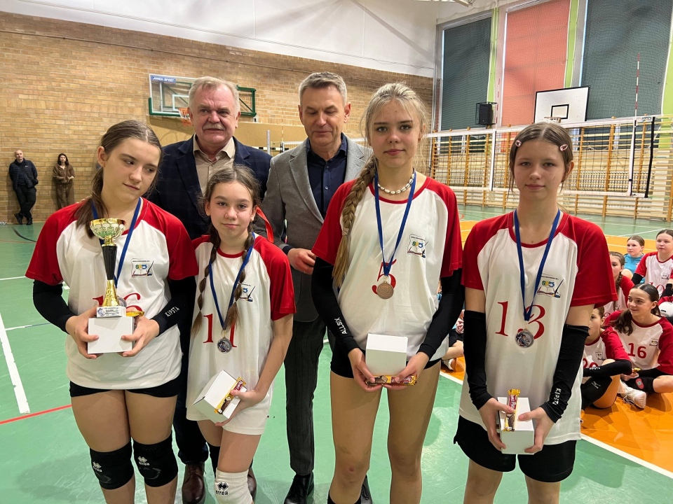 Zimowy turniej minisiatkówki w SP 5 Ostrołęka [2.03.2026] - zdjęcie #5 - eOstroleka.pl