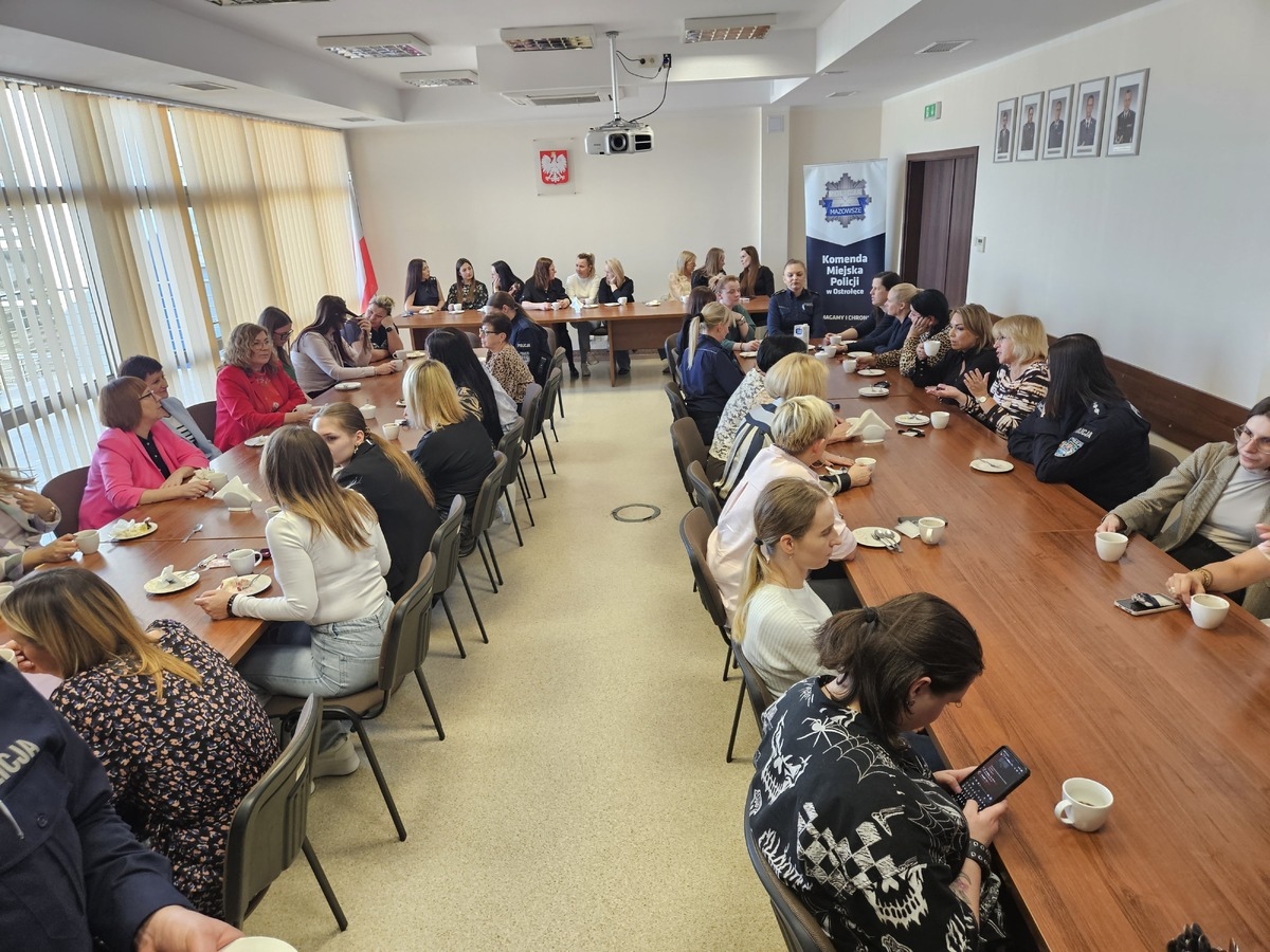 Dzień Kobiet w ostrołęckiej komendzie [6.03.2026] - zdjęcie #3 - eOstroleka.pl