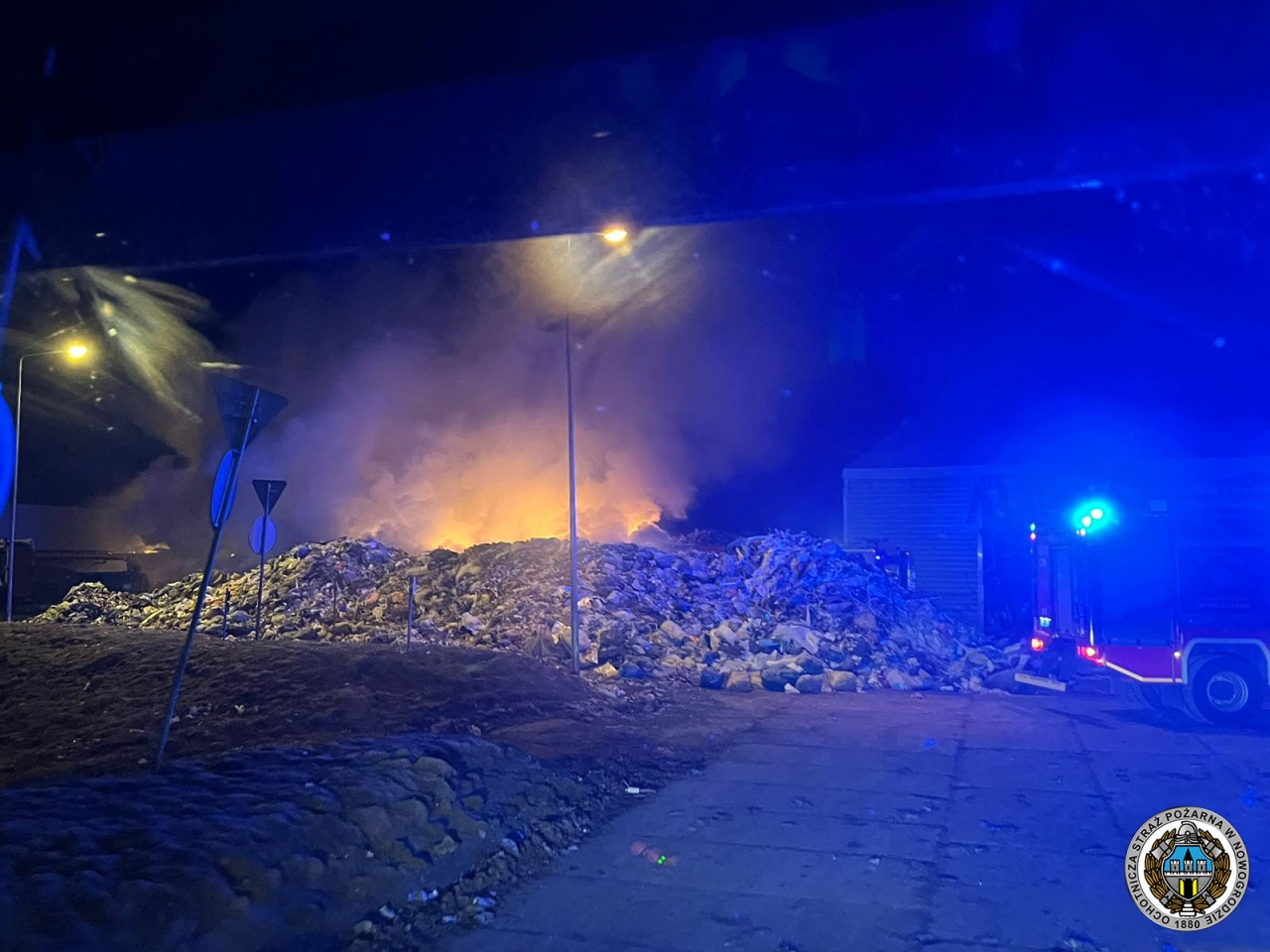 Pożar składowiska odpadów w Czartorii [07.03.2026] - zdjęcie #9 - eOstroleka.pl