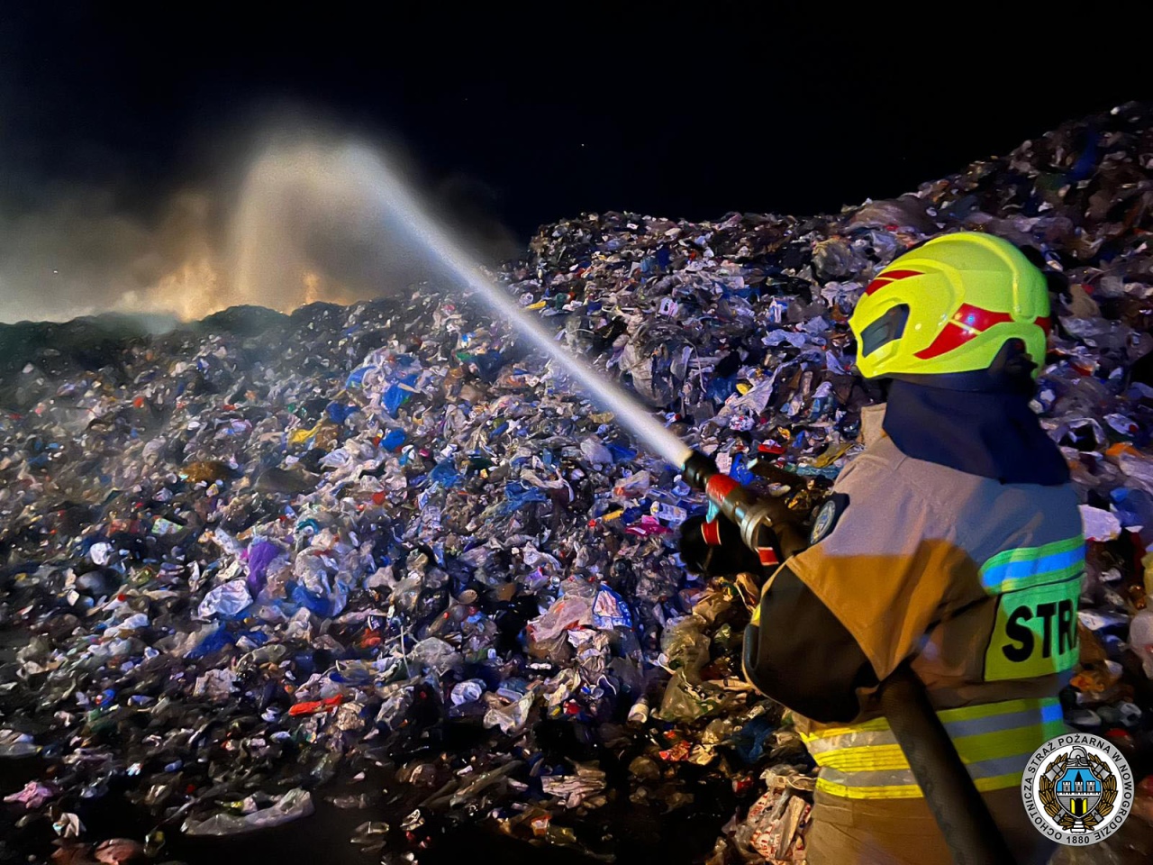 Pożar składowiska odpadów w Czartorii [07.03.2026] - zdjęcie #4 - eOstroleka.pl