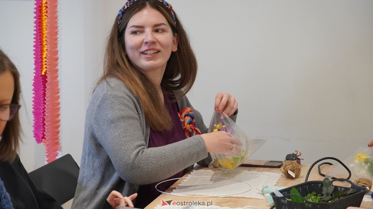 Warsztaty Wiosenne wianki w Muzeum Kultury Kurpiowskiej [08.03.2026] - zdjęcie #25 - eOstroleka.pl