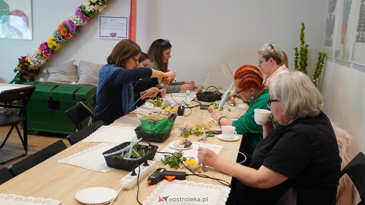 Warsztaty Wiosenne wianki w Muzeum Kultury Kurpiowskiej [08.03.2026] - zdjęcie #14 - eOstroleka.pl