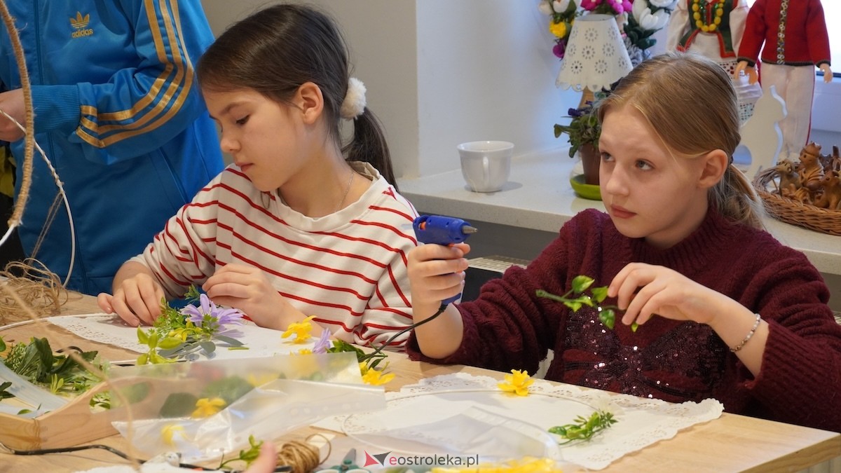 Warsztaty Wiosenne wianki w Muzeum Kultury Kurpiowskiej [08.03.2026] - zdjęcie #7 - eOstroleka.pl