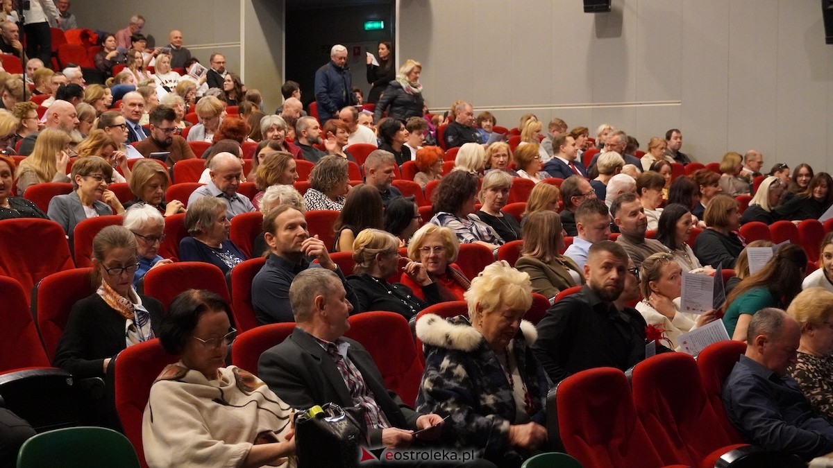 Recital Andrzeja Wiercińskiego w OCK z okazji Dnia Kobiet [08.03.2026] - zdjęcie #49 - eOstroleka.pl