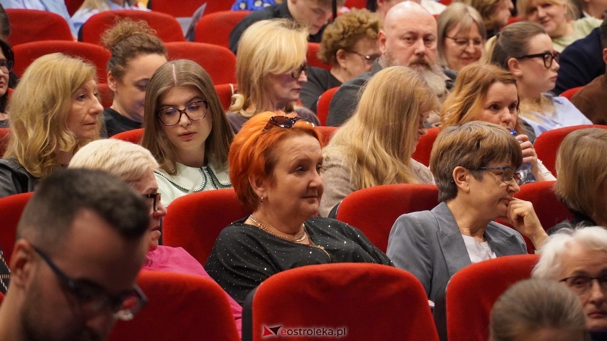 Recital Andrzeja Wiercińskiego w OCK z okazji Dnia Kobiet [08.03.2026] - zdjęcie #47 - eOstroleka.pl