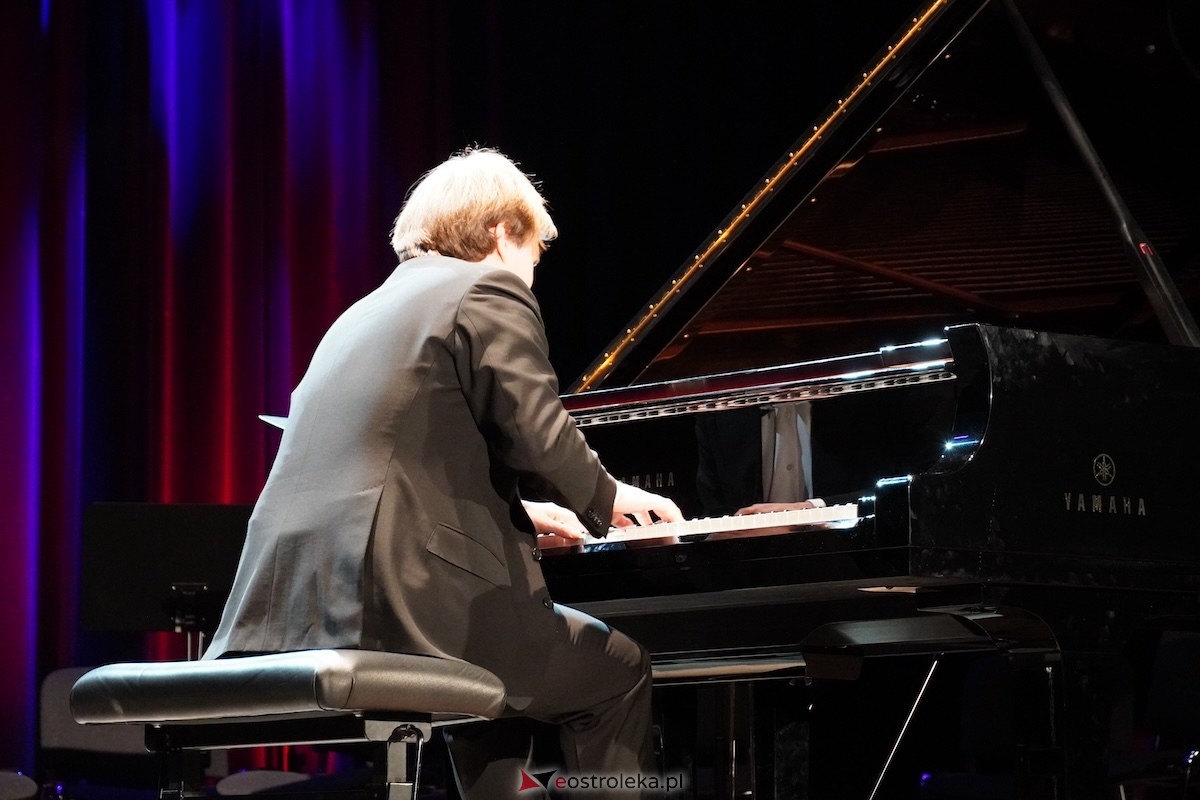 Recital Andrzeja Wiercińskiego w OCK z okazji Dnia Kobiet [08.03.2026] - zdjęcie #17 - eOstroleka.pl