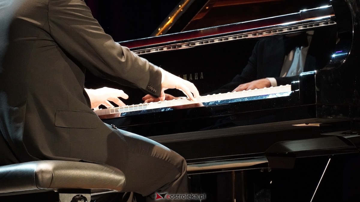 Recital Andrzeja Wiercińskiego w OCK z okazji Dnia Kobiet [08.03.2026] - zdjęcie #16 - eOstroleka.pl