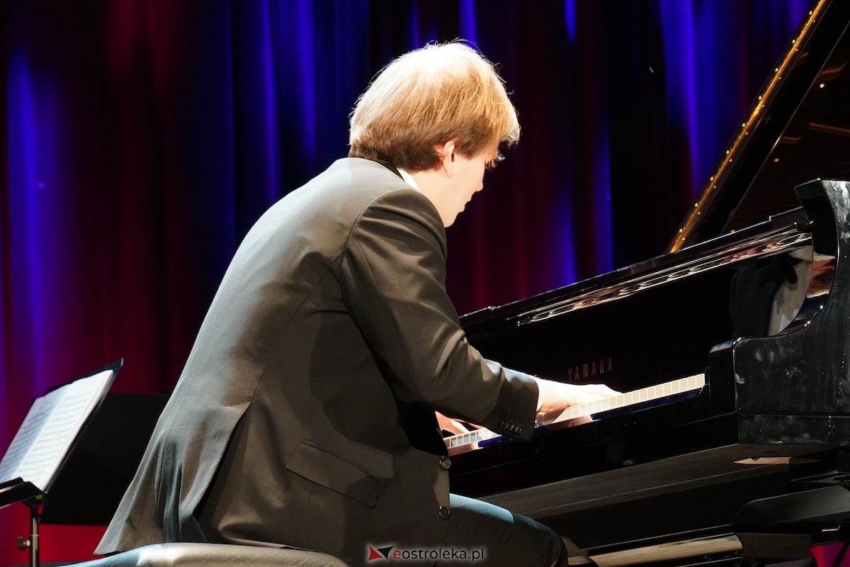 Recital Andrzeja Wiercińskiego w OCK z okazji Dnia Kobiet [08.03.2026] - zdjęcie #15 - eOstroleka.pl
