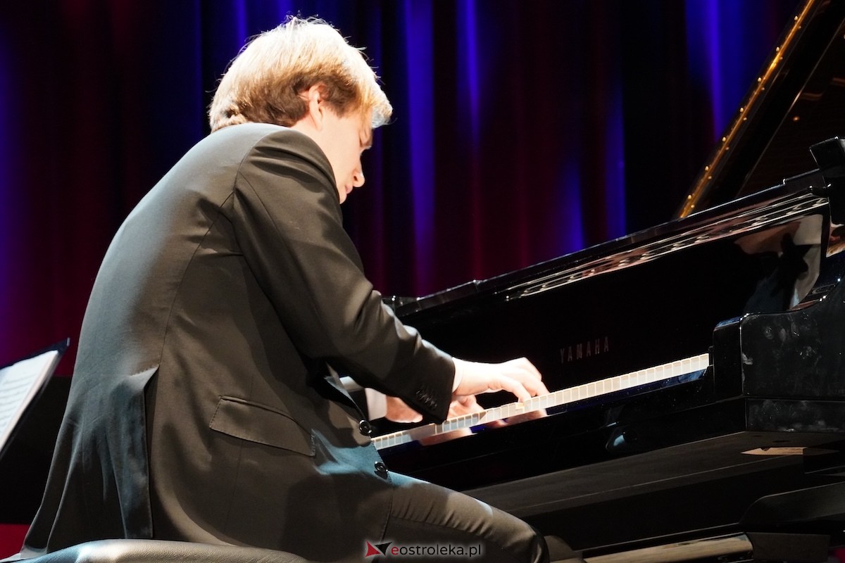 Recital Andrzeja Wiercińskiego w OCK z okazji Dnia Kobiet [08.03.2026] - zdjęcie #14 - eOstroleka.pl