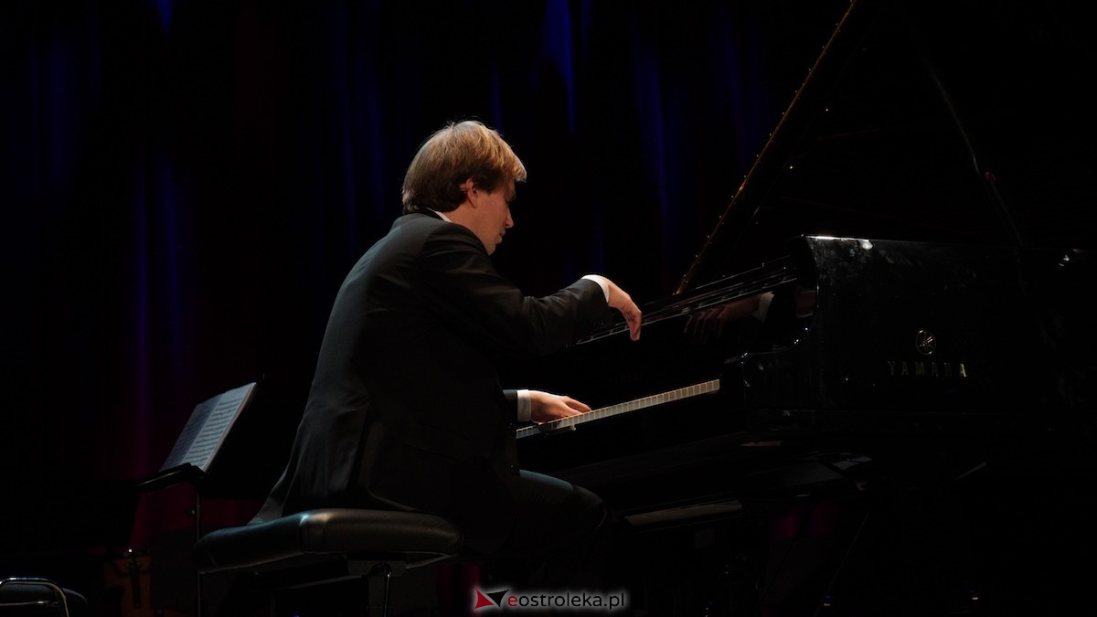 Recital Andrzeja Wiercińskiego w OCK z okazji Dnia Kobiet [08.03.2026] - zdjęcie #13 - eOstroleka.pl