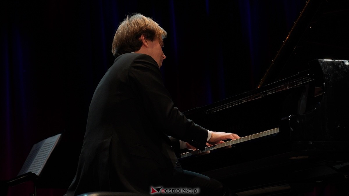 Recital Andrzeja Wiercińskiego w OCK z okazji Dnia Kobiet [08.03.2026] - zdjęcie #12 - eOstroleka.pl