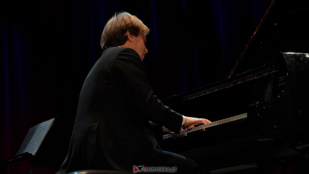 Recital Andrzeja Wiercińskiego w OCK z okazji Dnia Kobiet [08.03.2026] - zdjęcie #11 - eOstroleka.pl