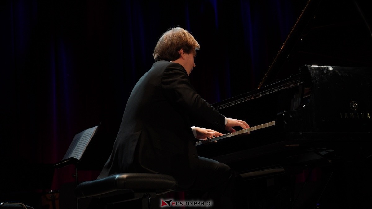 Recital Andrzeja Wiercińskiego w OCK z okazji Dnia Kobiet [08.03.2026] - zdjęcie #10 - eOstroleka.pl