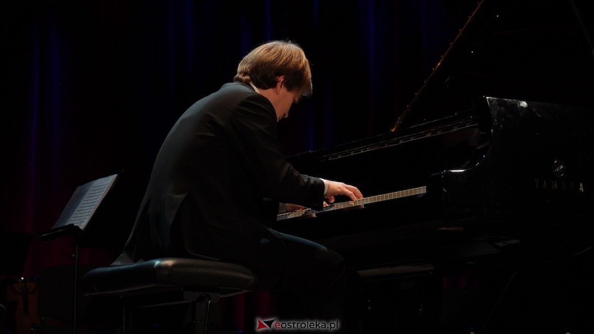 Recital Andrzeja Wiercińskiego w OCK z okazji Dnia Kobiet [08.03.2026] - zdjęcie #8 - eOstroleka.pl