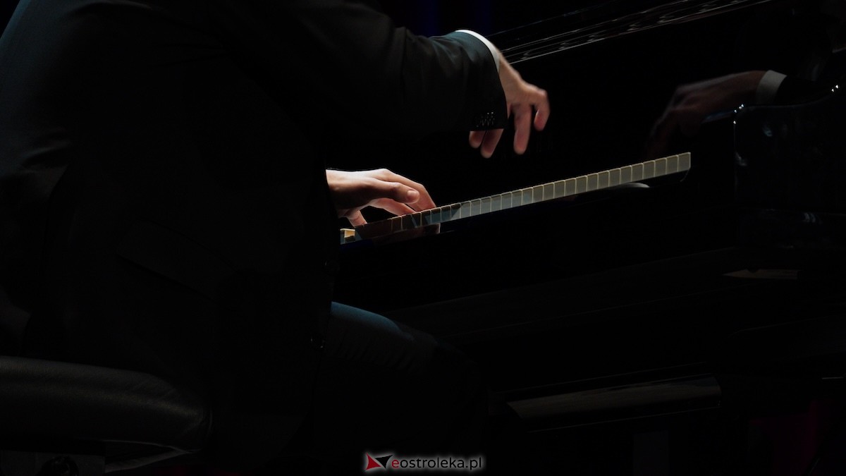 Recital Andrzeja Wiercińskiego w OCK z okazji Dnia Kobiet [08.03.2026] - zdjęcie #7 - eOstroleka.pl
