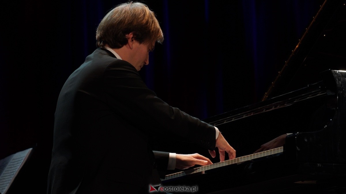 Recital Andrzeja Wiercińskiego w OCK z okazji Dnia Kobiet [08.03.2026] - zdjęcie #6 - eOstroleka.pl