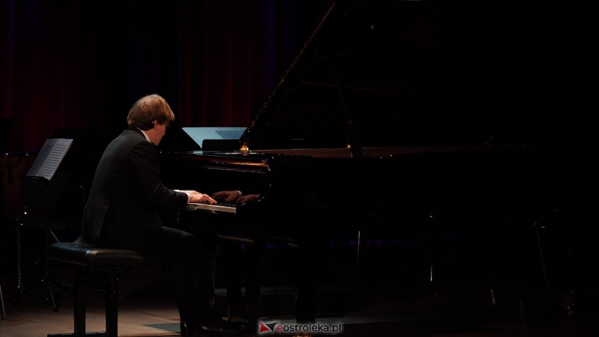 Recital Andrzeja Wiercińskiego w OCK z okazji Dnia Kobiet [08.03.2026] - zdjęcie #4 - eOstroleka.pl