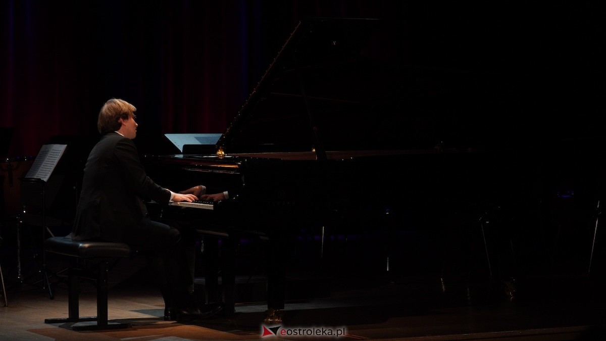 Recital Andrzeja Wiercińskiego w OCK z okazji Dnia Kobiet [08.03.2026] - zdjęcie #2 - eOstroleka.pl